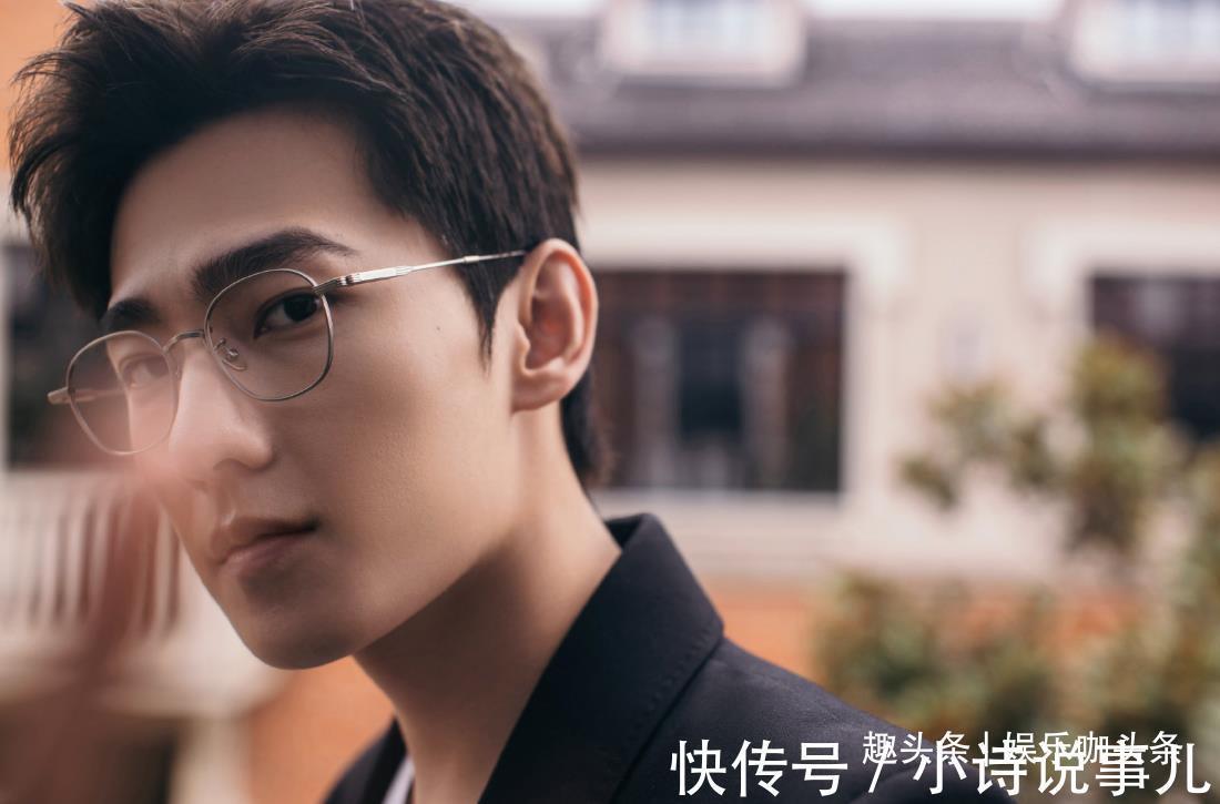 乐鱼:肖战暗纹西装配宝诗龙胸针尽显演员沉淀质感的矜贵绅士风范(图1)